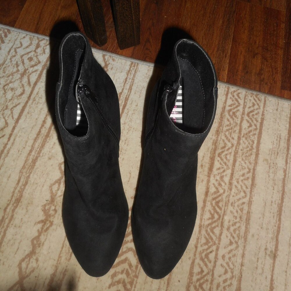 Betsey Johnson suede like black boots with rainbow crystal heels, size 8 - Picture 6 of 9